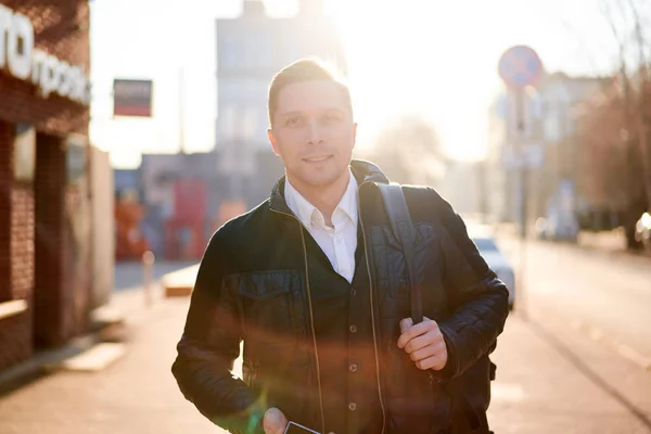 Junger Mann läuft tagsüber durch die Stadt — Stockfoto