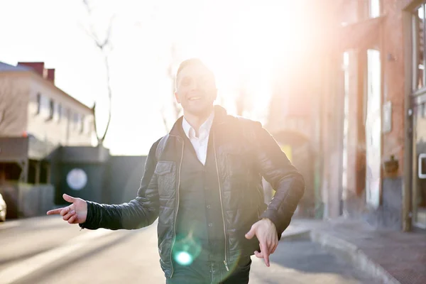 Junge Brunet auf Spaziergang in der Stadt vor der Kulisse von Gebäuden am Tag. — Stockfoto