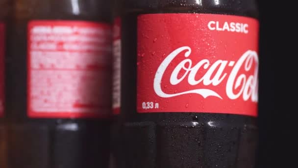 13. prosince2019. Moskva, Rusko: Tři skleněné láhve Coca Coly s čerstvými kapkami na povrchu lahví. Otáčení 4k videa. Žíznivý koncept — Stock video