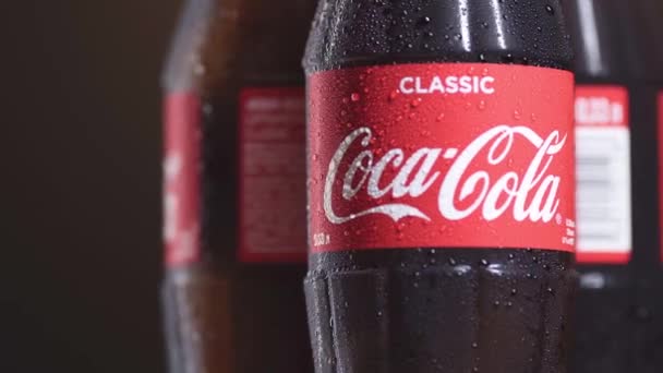 13 grudnia 2019. Moskwa, Rosja: Trzy szklane butelki Coca Coli ze świeżymi kroplami na powierzchni butelek. Obrót wideo 4k. Koncepcja pragnienia — Wideo stockowe