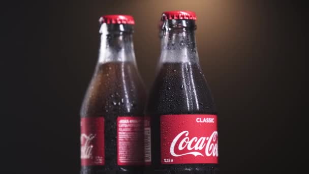 13. Dezember 2019. moskau, russland: drei Glasflaschen Coca Cola mit frischen Tropfen an der Oberfläche der Flaschen. 4k Videodrehung. Durstiges Konzept — Stockvideo