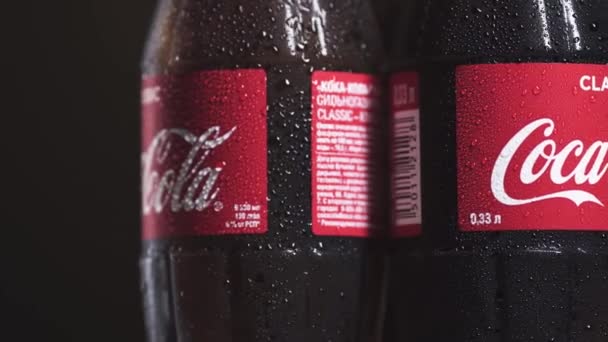 13 diciembre, 2019. Moscú, Rusia: Tres botellas de vidrio de Coca Cola con gotas frescas en la superficie de las botellas. Rotación de vídeo 4k. Concepto sediento — Vídeo de stock