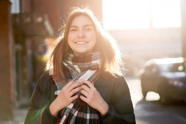 Smiling woman on walk in city on autumn day. — Stock Photo, Image