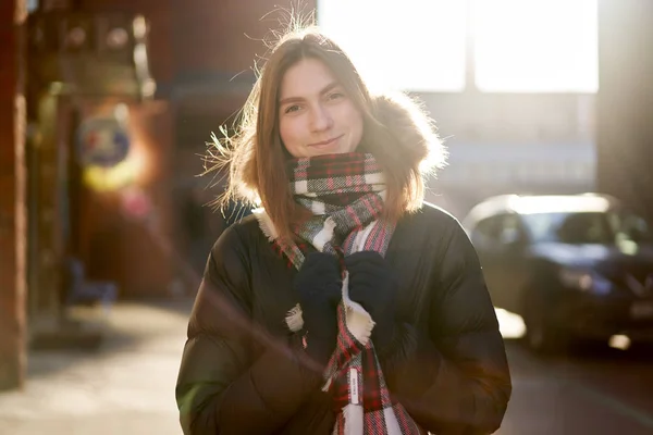 Szczęśliwa brunetka na spacerze w mieście na jesienny dzień. — Zdjęcie stockowe