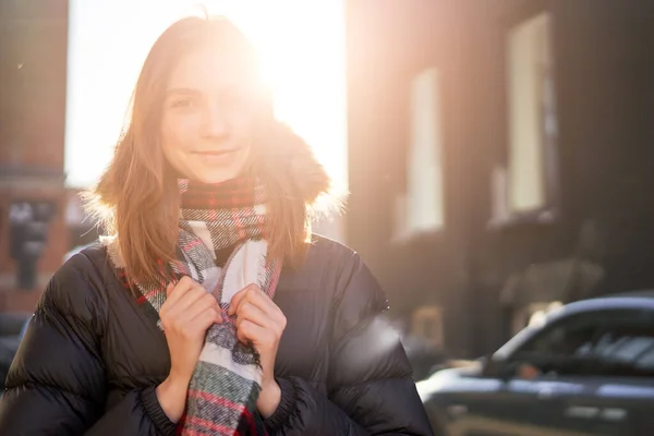 Leende flicka på promenad i staden på höstdagen. — Stockfoto