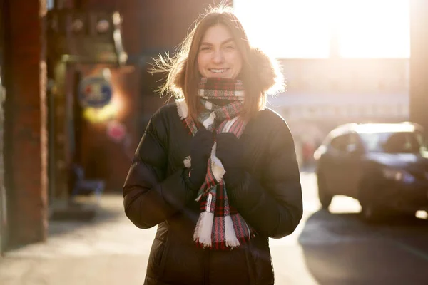 Menina feliz no passeio na cidade no dia de outono . — Fotografia de Stock