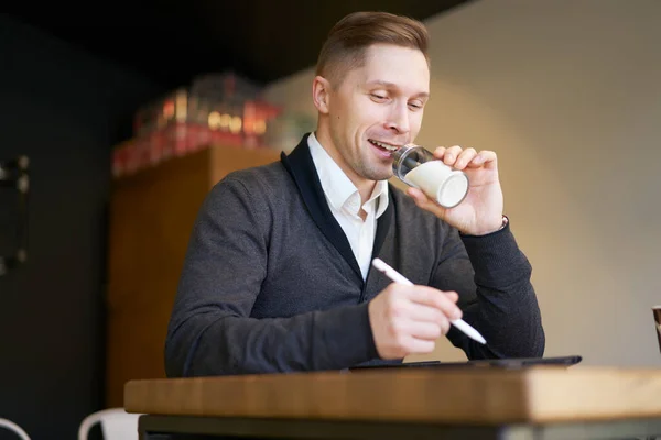 Masculino com tigela de açúcar em suas mãos sentado à mesa — Fotografia de Stock