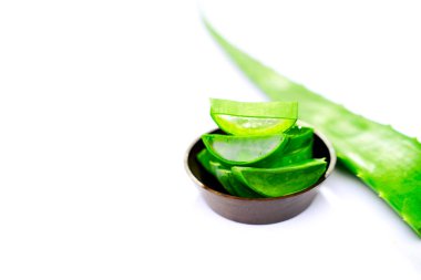 Boş beyaz masada izole edilmiş fincanda bir Aloe