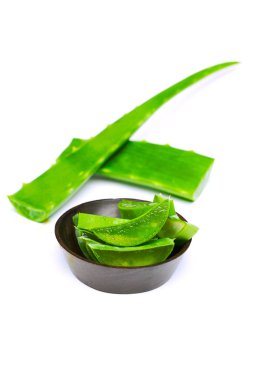 Siyah bardaktaki Aloe boş beyaz masada izole edilmiş.