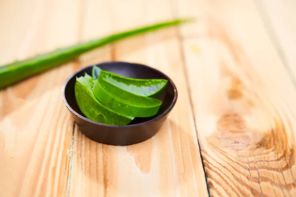 Aloe vera i kopp på tomt träbord — Stockfoto