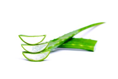 Boş beyaz masada izole edilmiş yeşil aloe parçaları