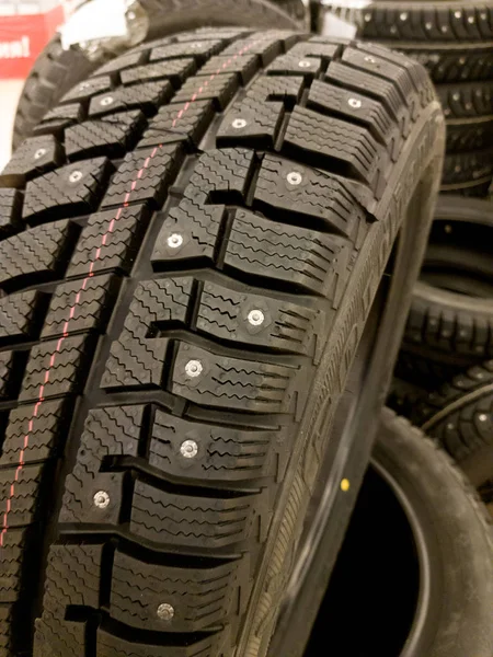 Rubber band van auto met spikes close-up — Stockfoto