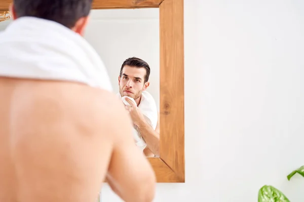 清晨，年轻男子站在镜子边洗澡，擦拭毛巾. — 图库照片