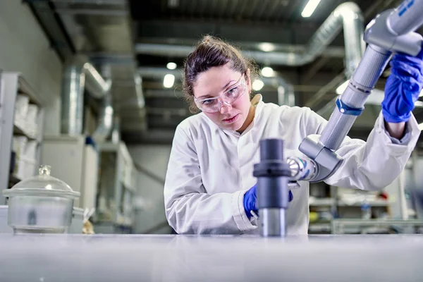 Mujer técnica de laboratorio en guantes de goma azul con impresora 3D , —  Fotos de Stock