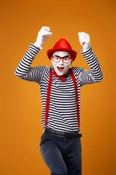 Happy mime homem em colete e chapéu vermelho Isolado no fundo laranja — Fotografia de Stock