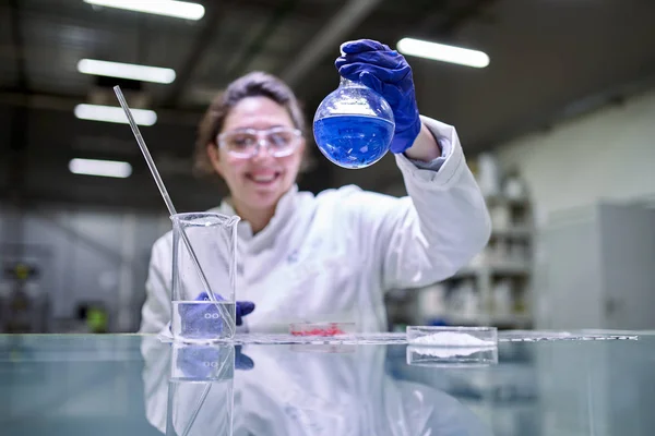Happy woman laboratory assistant with petri dish in hands — Stock Photo, Image