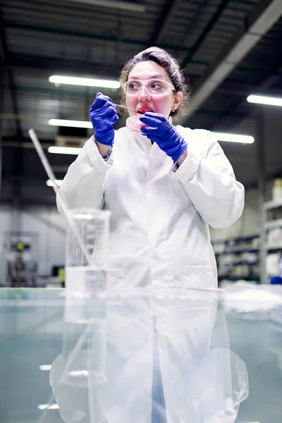 Laboratório mulher em óculos e placa de Petri em suas mãos realiza experimentos — Fotografia de Stock