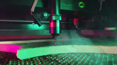 Cnc yanan lazer ahşap işleme makinesi çalışıyor.