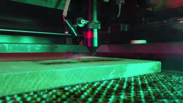 Mdf laser řezací stroj zblízka řeže dřevěnou desku s červeným paprskem. — Stock video