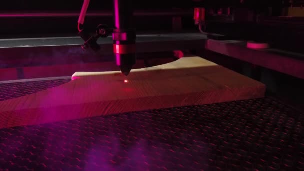 Machine de traitement du bois laser à combustion CNC . — Video