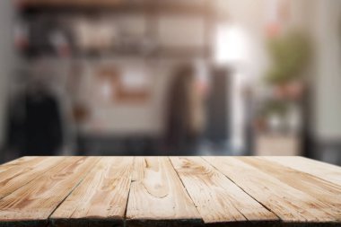 Odanın bulanık arka planında ahşap yüzey.