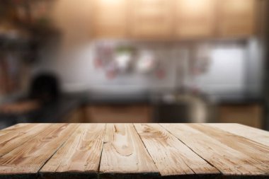 Mutfağın bulanık arka planında ahşap bir yüzey..