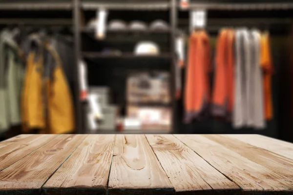 Superfície de madeira no fundo borrado do guarda-roupa no apartamento . — Fotografia de Stock