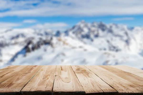 Leeg houten oppervlak op de achtergrond van besneeuwd bergachtig terrein. — Stockfoto