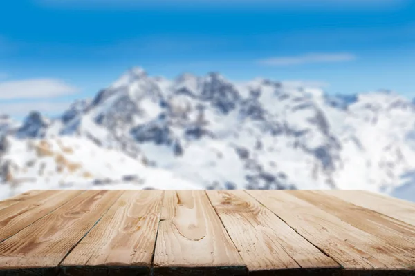Lege houten ondergrond tegen besneeuwd bergachtig gebied op winterdag. — Stockfoto