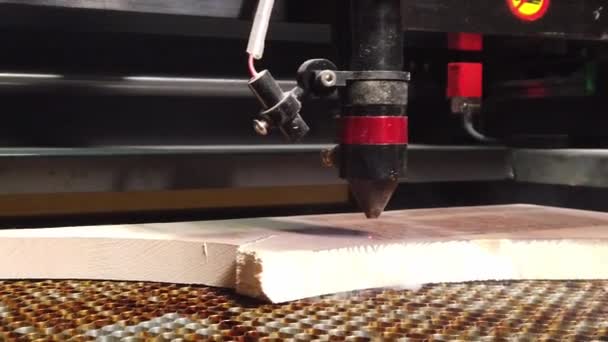 Cnc spalování laserové zpracování dřeva stroj pracuje. — Stock video