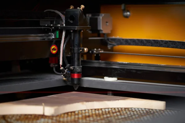 Ordenador cnc máquina y tablero de madera en el taller — Foto de Stock