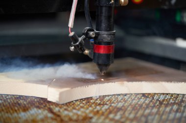 Atölyede makine ve ahşap tahta