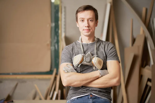 Man carpenter with arms crossed — Stockfoto