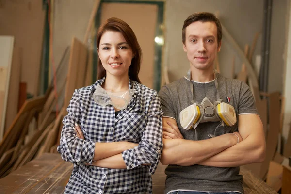 Male and woman joiners with arms crossed — Stockfoto