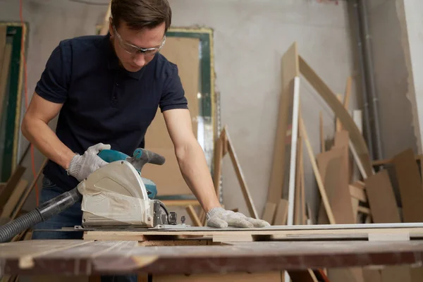 Mannelijke werkzaamheden aan decoupeerzaag in werkplaats — Stockfoto