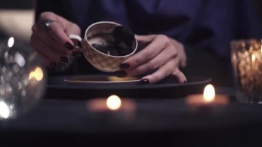 Kalıtsal falcı bir kadının elleri.