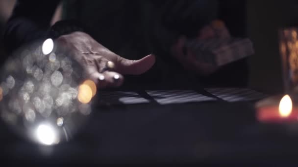 Detailní záběr na ruku neznámé čarodějky — Stock video