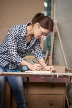 Bantlı gözlüklü esmer marangoz.