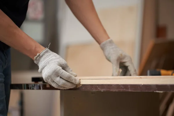 Homme menuisier tient conseil dans l'atelier — Photo