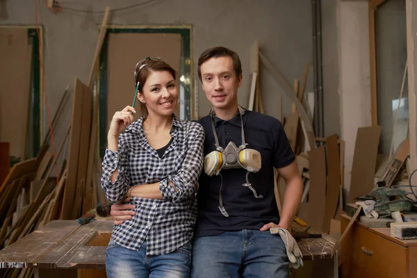 Young couple joiners sitting in workshop — 图库照片