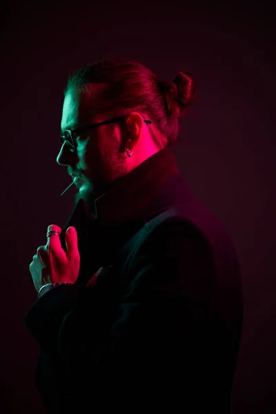 Hombre con barba en gafas en chaqueta sobre fondo negro — Foto de Stock