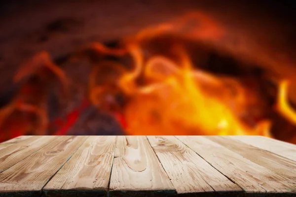 Superficie in legno sullo sfondo di fiamme rosse. Può essere utilizzato per prodotti di visualizzazione o montaggio — Foto Stock