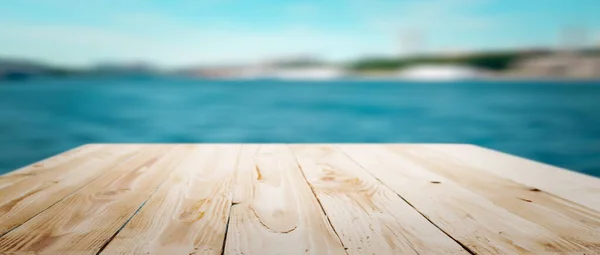 Wooden empty surface on bokeh blue sea background in afternoon. — Stock Photo, Image