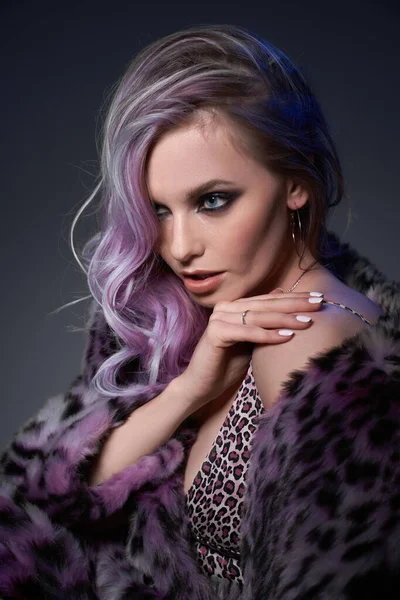 Chica rubia con abrigo de piel estampada de leopardo en el estudio — Foto de Stock