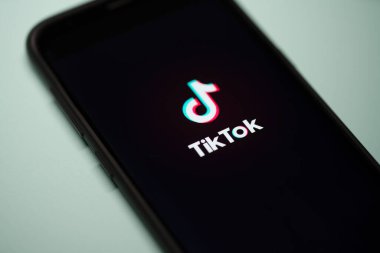 Moskova, Rusya - 26 Şubat 2020. Siyah ekran akıllı telefon, tik tok