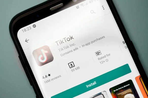 Moskova, Rusya - 26 Şubat 2020. Akıllı telefon ekranı, uygulama tik tok. — Stok fotoğraf