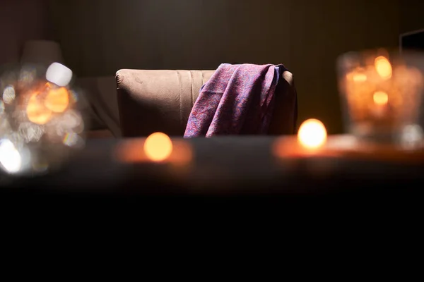 Кассирша со свечами на столе — стоковое фото