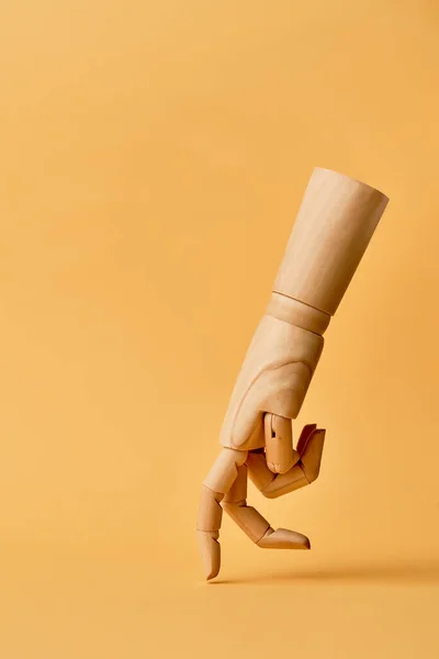 Dřevěná ruka se dvěma prsty dole — Stock fotografie