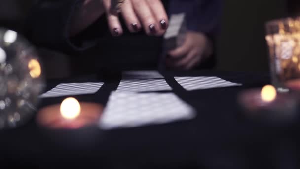 Bruxa fêmea desconhecida com manicure preta — Vídeo de Stock