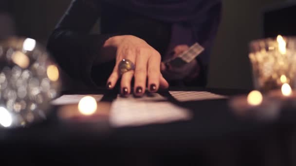 身份不明的中年女巫的特写镜头 — 图库视频影像
